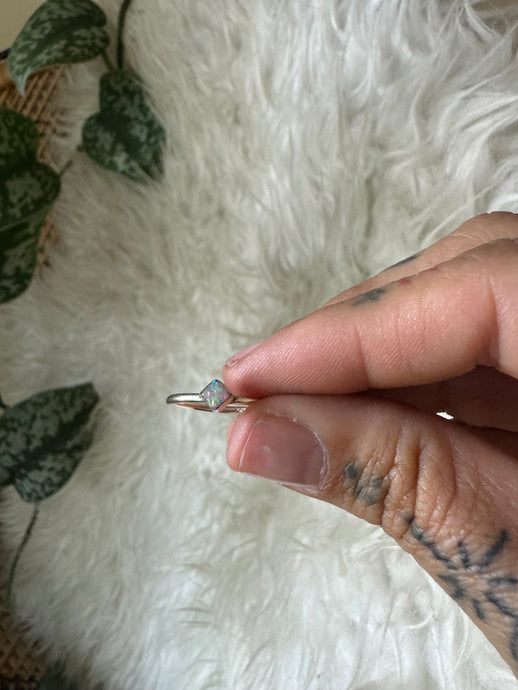 Small opal ring size7